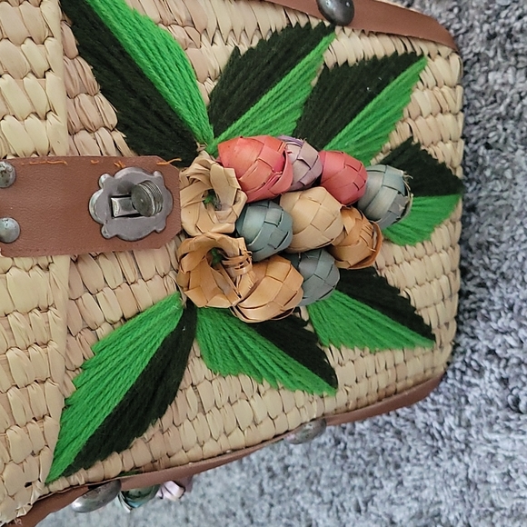 Woven basket - Picture 3 of 5